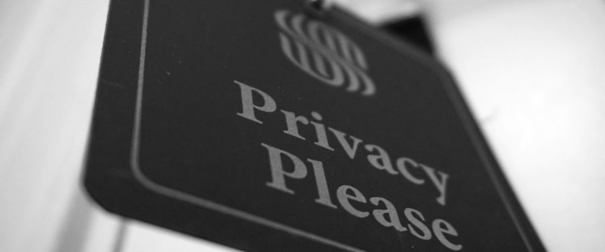 Un’analisi critica sul sistema dei codici numerici e delle notifiche push: progresso tecnologico o cavallo di Troia per la nostra privacy?