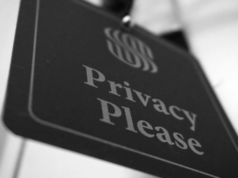 Un’analisi critica sul sistema dei codici numerici e delle notifiche push: progresso tecnologico o cavallo di Troia per la nostra privacy?