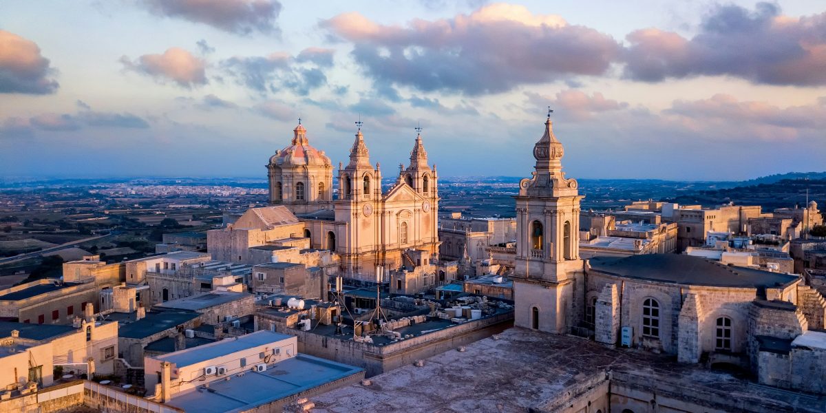 Immigrazione per lavoro a Malta: Carta Blu UE, canali KEI e SEI e la condanna di Strasburgo
