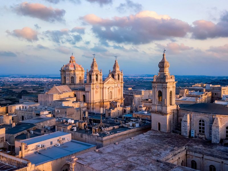 Immigrazione per lavoro a Malta: Carta Blu UE, canali KEI e SEI e la condanna di Strasburgo